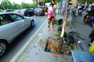 幸虧轎車撞到香樟樹上停了下來(lái),否則后果更嚴(yán)重。