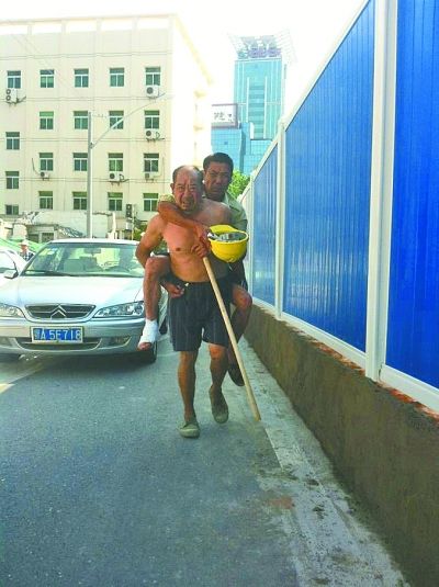“謝謝，我們身上灰多，怕把車弄臟了”