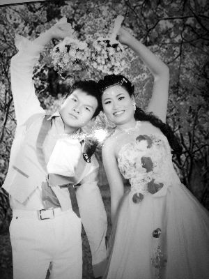結(jié)婚照中的阿妮笑容燦爛，現(xiàn)實(shí)中，這對(duì)“跨國(guó)速成夫妻”還處在并不愉快的磨合過(guò)程中 本版均為資料圖片