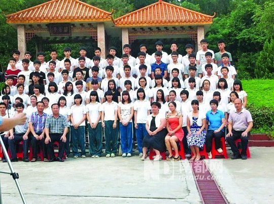 畢業(yè)照中間留出四個(gè)空位。