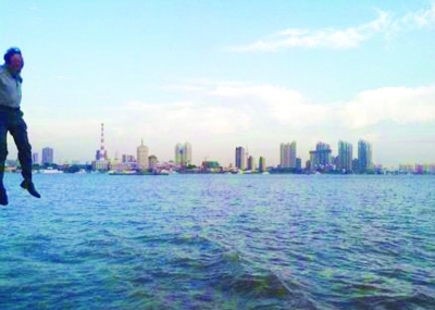 前晚，一名男子從輪渡上縱身墜入江中。@風(fēng)箏鍋發(fā)布