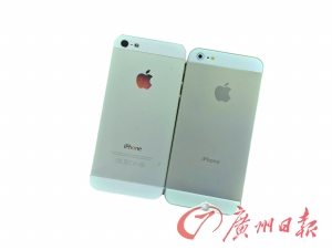 從背面看，真蘋果手機(jī)（左）的攝像頭要大一點(diǎn)，而且蘋果的Logo比較光亮，容易反光。