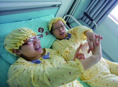 生完寶寶后姐妹倆在床上聊天。