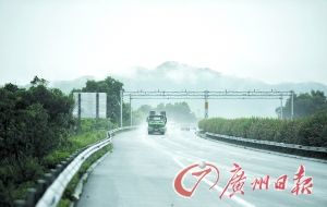 　當(dāng)天事故發(fā)生的現(xiàn)場(chǎng)處于一個(gè)彎道，很多司機(jī)反映說來不及減速。