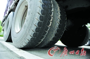 涉嫌碾過尸體的大貨車。