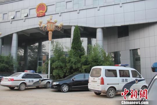 泊頭市人民法院院內仍停有無牌制式警車，涉事人員與記者沖突地點僅距法院不足50米。穆玉良 攝