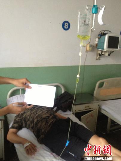 　被毆打記者正在當地醫(yī)院接受治療，診斷顯示為腹股溝軟組織挫傷。穆玉良 攝