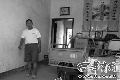 8月16日，在家中接受監(jiān)外執(zhí)行4年刑期的汪衛(wèi)國（化名）剛剛送走家訪的法官。