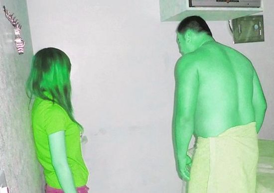高雄黃姓男子(右)懷疑女友在“喇叭店”兼差，前往調(diào)查順便消費時被警方逮個正著。(圖／東森新聞)