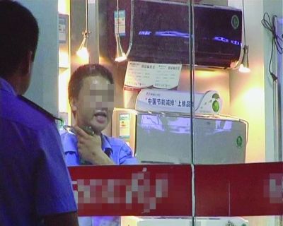 打劫男把玻璃片抵在脖子上，與民警對峙