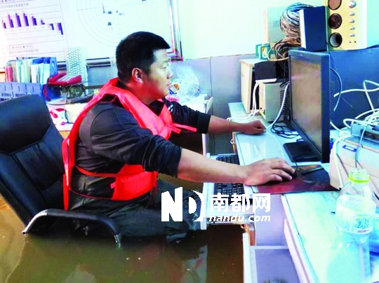 8月31日，黑龍江撫遠(yuǎn)氣象局人員在工作中，洪水已將椅座淹沒。圖片來源：中國(guó)氣象網(wǎng)
