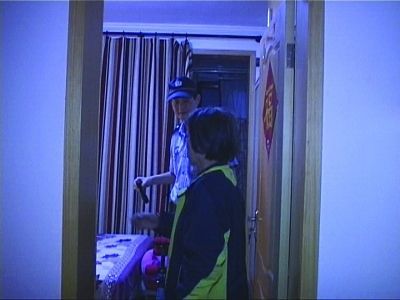 民警幫老人檢查沒(méi)發(fā)現(xiàn)有炸彈。