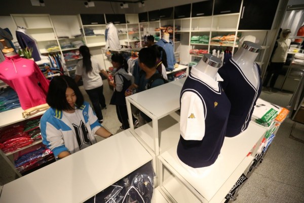 　9月12日，北京，十一學校在推出三大類、超過40款“最潮”校服，吸引學生搶購。