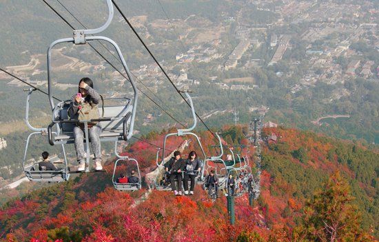 　香山公園“吊籃式”纜車除防護杠外，無其他防護措施。（資料圖）