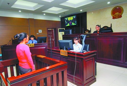    9月29日，萬州區(qū)人民法院，被告王桂娟（化名）在庭審現(xiàn)場。 重慶晨報(bào)記者 胡杰 實(shí)習(xí)生 黃敬坤 攝