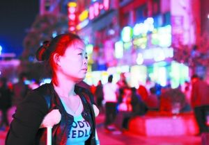 走在燈火闌珊的蘭州街頭，史女士迷茫無助。