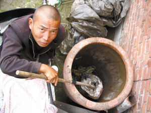 鄭艷良講述鋸腿經過。本報記者 汪洋 攝