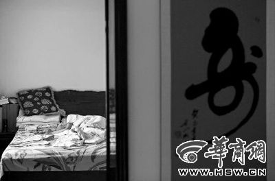 昨日，徐萬發(fā)躺在自家床上，鼻子插著氧氣管 記者張杰攝