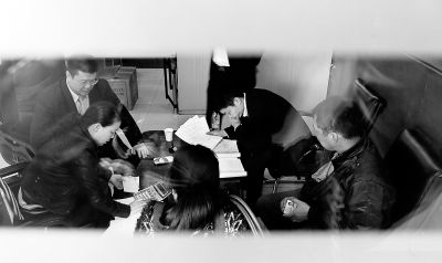 今天上午，喜隆多接待處內(nèi)，市場(chǎng)管理方與商戶核對(duì)租金和抵押金數(shù)目