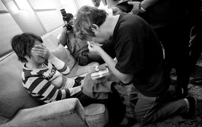 李春平跪在劉洪魁母親跟前送上捐款。談及烈士，兩人相對(duì)而泣