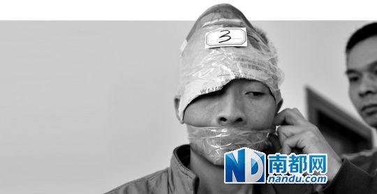 為了防止犯罪嫌疑人串供，民警用膠帶將犯罪嫌疑人的嘴封住。