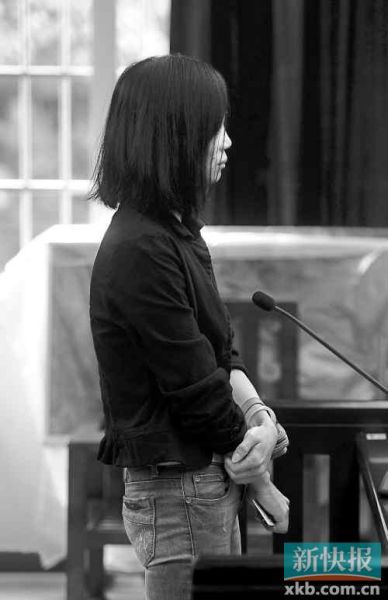 昨日，何敏在庭上抿著嘴不停抹眼淚。新快報(bào)記者孫毅/攝