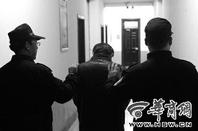 　昨日，西安市長延堡派出所，砍傷醫(yī)生的插隊患者已被警方控制 本報記者 張喆 攝