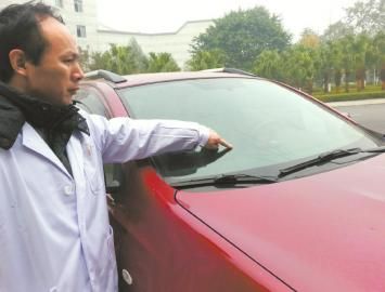 唐中山的車玻璃被醉酒男子砸壞。