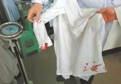 受傷醫(yī)生的衣服上血跡斑斑。