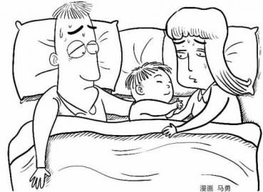 漫畫圖：男孩與父母同床睡。