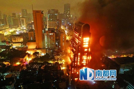 昨晚近7時(shí)，廣州越秀區(qū)起義路217號(hào)建業(yè)大廈發(fā)生火災(zāi)。火勢(shì)猛烈，將整棟大樓都燒了個(gè)通透。