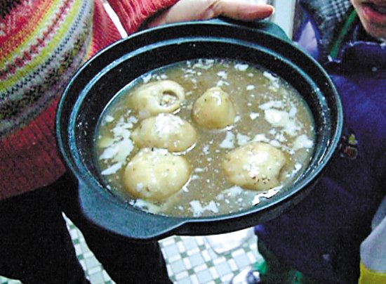 由于放置時(shí)間過(guò)久，鍋里的湯圓已經(jīng)非常大，湯圓皮上浮現(xiàn)很多白色物質(zhì)。