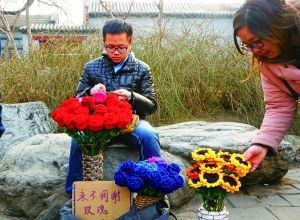 李博文周末在什剎海擺攤賣花。 晨報(bào)記者 王巍/攝