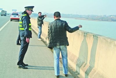途經大橋停車撒網(wǎng) 兩男子高速公路上捕魚撈蝦