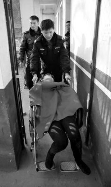 昨日，派出所民警帶女駕駛員賈某去醫(yī)院做檢查 記者 陳團結(jié) 攝