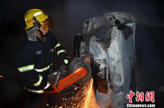 圖為消防人員破拆轎車，尋找4萬元現(xiàn)金。嚴(yán)光濤 攝