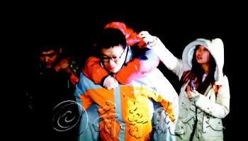 　途中女隊(duì)友小妮突發(fā)高燒，男隊(duì)員輪流背了她三個(gè)小時(shí)，直到網(wǎng)友開(kāi)車來(lái)接