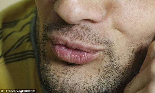 好色劫匪搶劫珠寶后親吻老板娘，留下的口水DNA成為了落網證據(jù)。