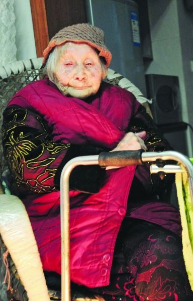 正在取暖的熊婆婆。見習記者 楊榮峰 攝