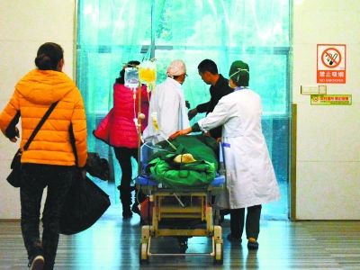 受傷女孩做完手術(shù)被送往重癥監(jiān)護(hù)室。記者楊濤 攝