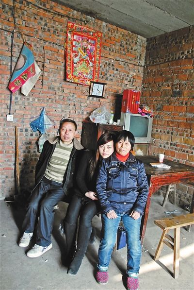 超生女謝先梅(中)、養(yǎng)父謝運才（左）、謝運才的嫂子唐富秀