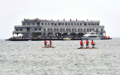 位于三亞市大東海附近海域的海上會所3月22日攝。新華社發(fā)