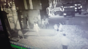 擋道3小時(shí)，司機(jī)路人“望磚興嘆”