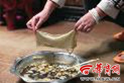 　　昨日，店方讓顧客觀看該火鍋制作時(shí)的監(jiān)控錄像本組圖片由本報(bào)記者黃利健攝