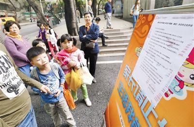 昨日，中華路小學(xué)貼出告示，提醒家長不要相信傳言。