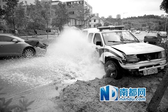 昨日，龍華金龍路，男子開走警車，后撞上消防栓停下，警車車頭受損。