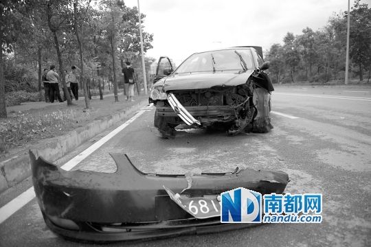 男子搶的比亞迪轎車車頭損毀嚴重。