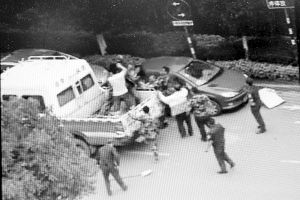 沖突現場，協(xié)管員揮拳打向女商販 視頻截圖