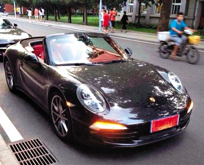 近日，一組“北體大畢業(yè)典禮豪車云集堪比車展”組圖在網(wǎng)絡(luò)爆紅。網(wǎng)絡(luò)截圖