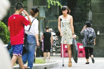 7月11日，阿依穿著高跟鞋在小區(qū)拿快遞。